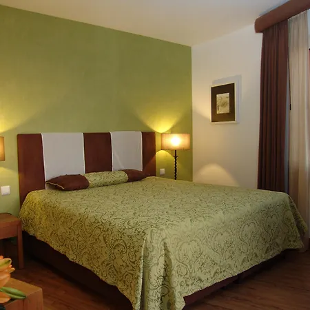 阔而特拉锁尔酒店 4*