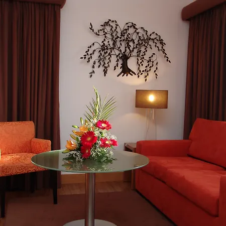 阔而特拉锁尔酒店